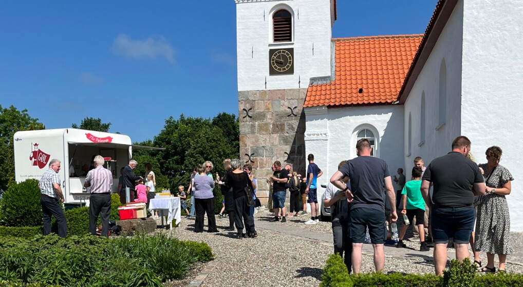 Pølsevogn på kirkegården