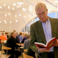 Henning Kjær Thomsen med bog