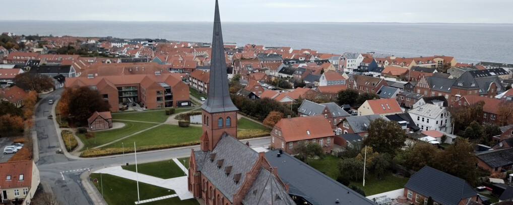 Dronefoto af Løgstør kirke