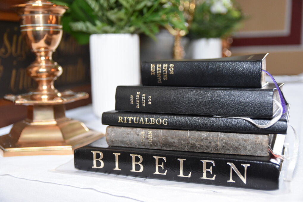 20190507 Bøger på alteret i Skarrild Kirke