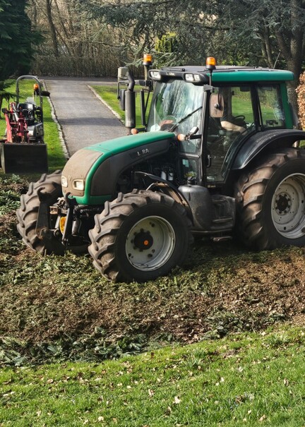 Traktor knuser haveaffald