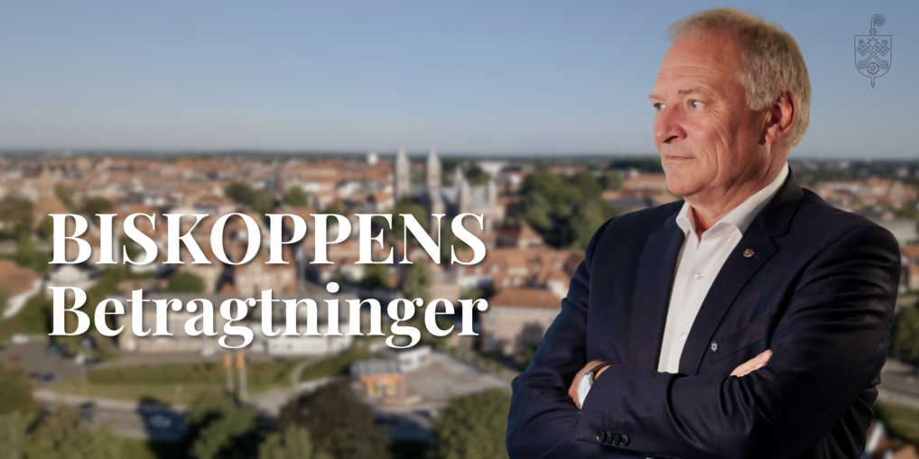 Et billede af biskop Henrik Stubkjær i jakkesæt, stående med armene over kors foran en byudsigt med teksten “BISKOPPENS Betragtninger