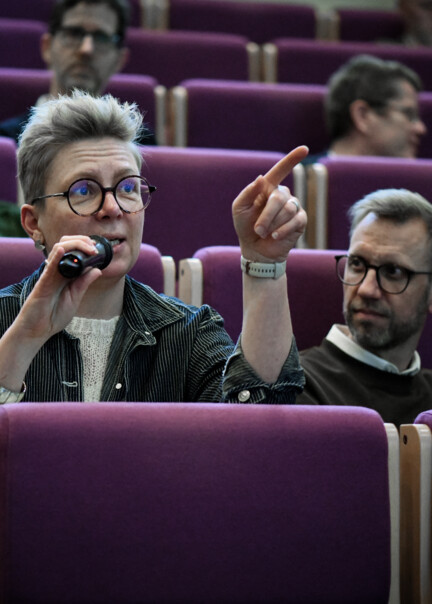 En fra publikum stiller spørgsmål til konference