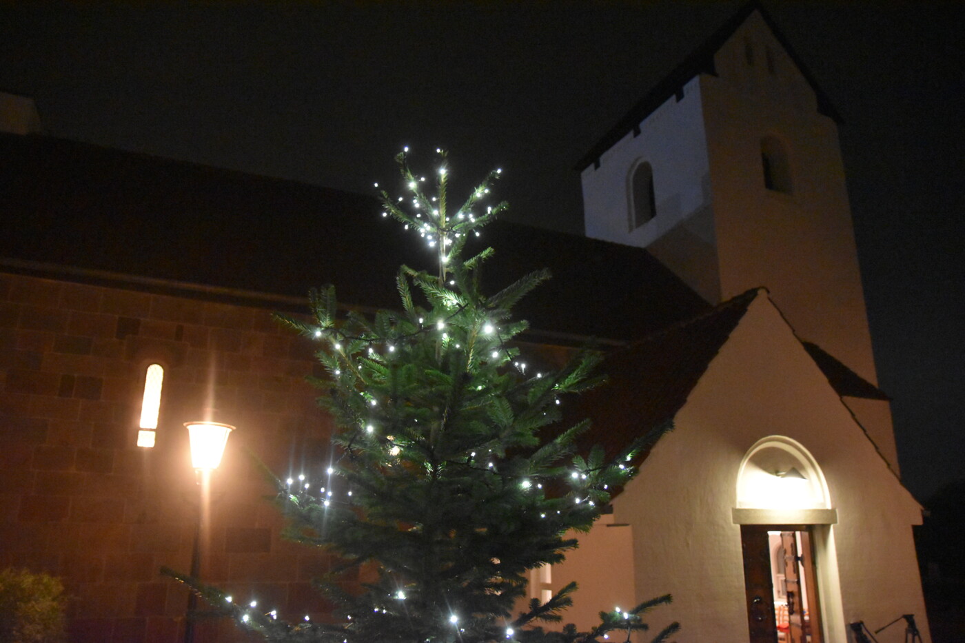 20201209 Gjellerup Kirke juletræ (2)
