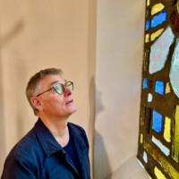 Troels Laursen ved glasmosaik