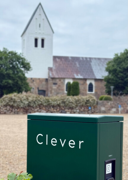 Ladestander foran kirke