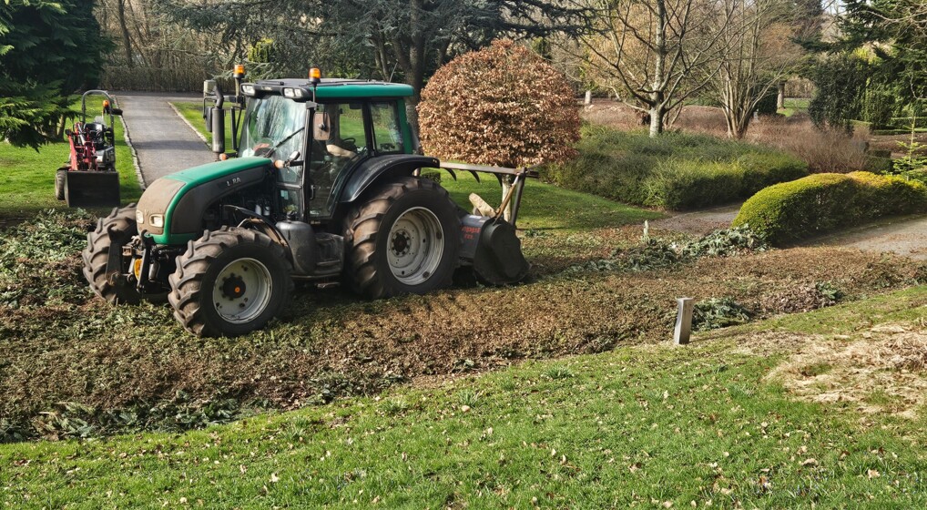 Traktor knuser haveaffald