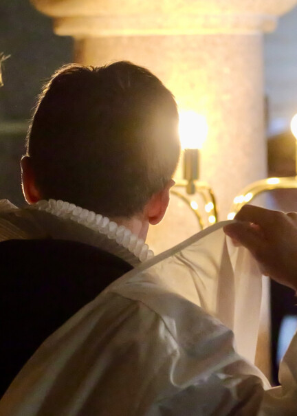 Ordinand tager alba på-
