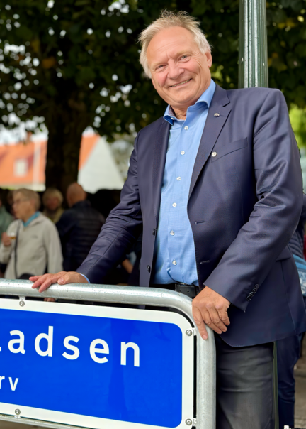 Henrik Stubkjær ved skilt