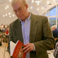 Henning Kjær Thomsen med bog