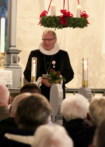 Mand tænder lys i domkirken