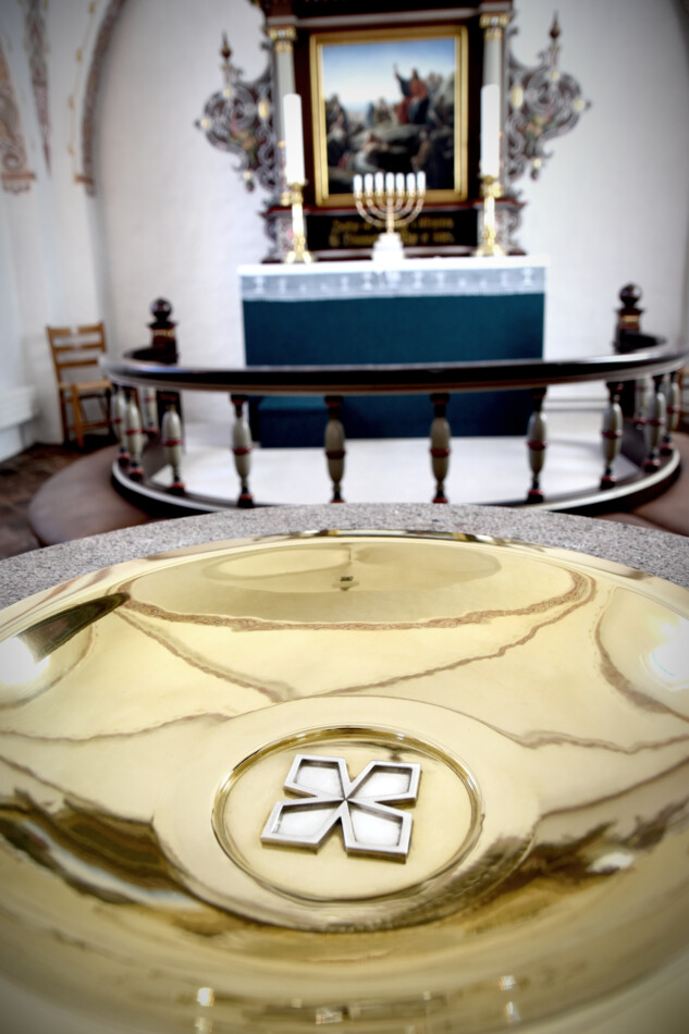 20200421 Haunstrup Kirke døbefont og alter
