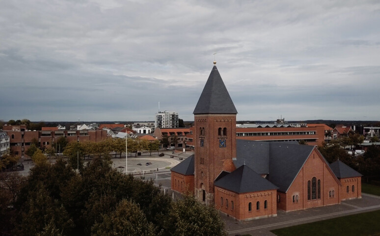 dronebillede af Ikast kirke