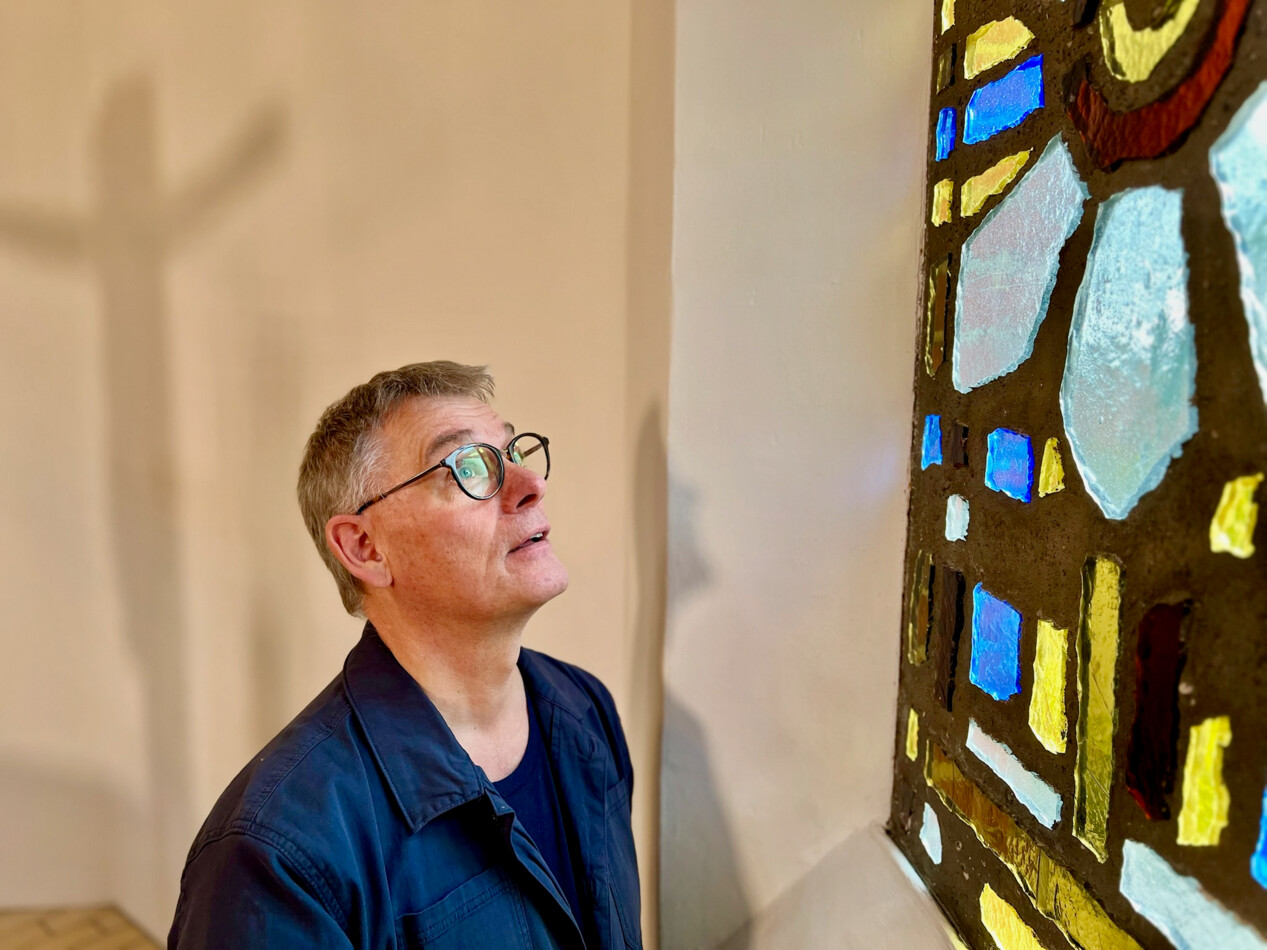 Troels Laursen ved glasmosaik