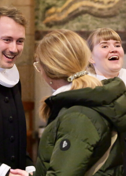De to nye præster hilser efter ordinationen