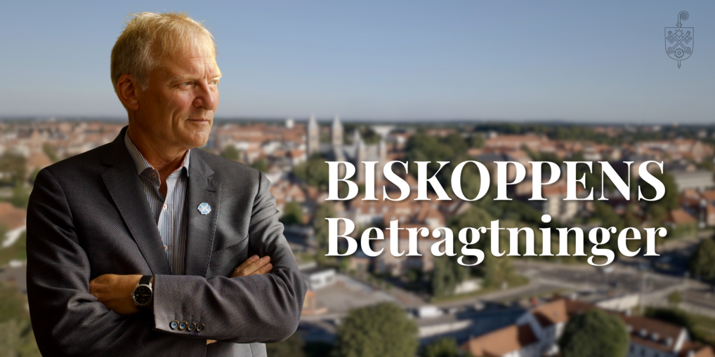Et billede af biskop Henrik Stubkjær i jakkesæt, stående med armene over kors foran en byudsigt med teksten “BISKOPPENS Betragtninger
