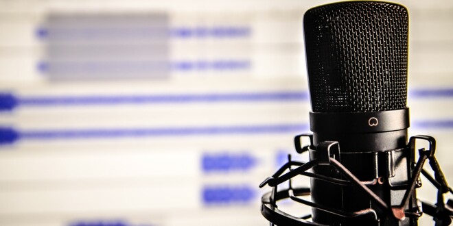 podcast mikrofon og skærm