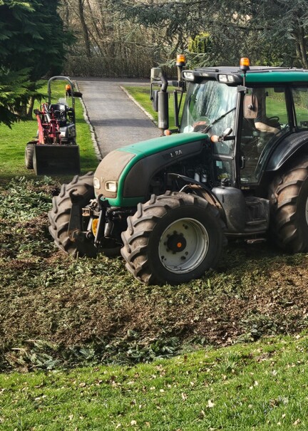 Traktor knuser haveaffald