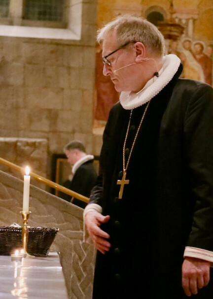 biskoppen tænder lys