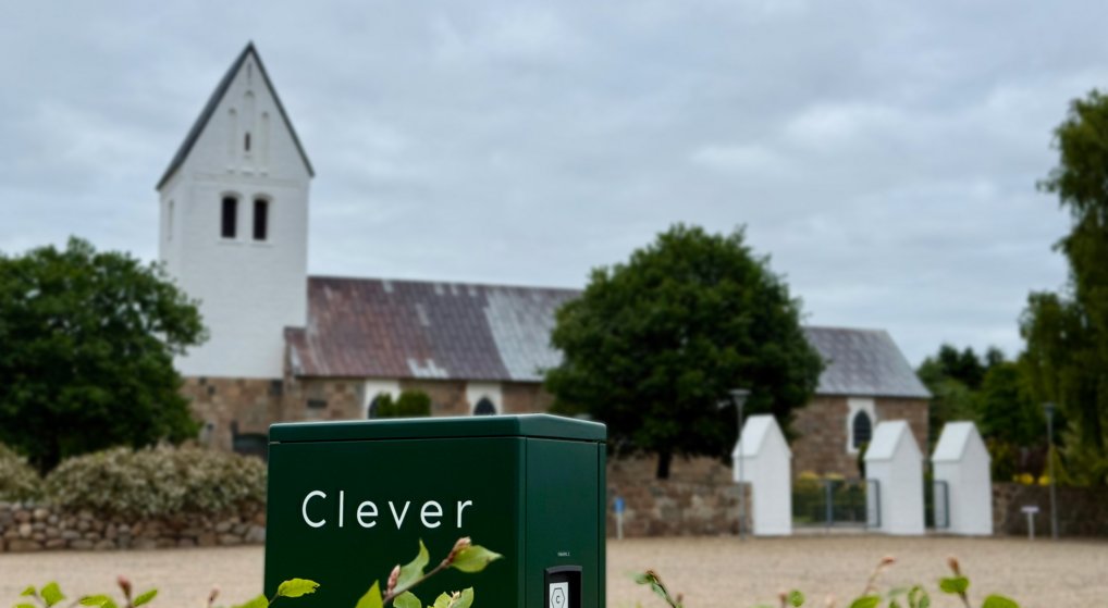 Clever ladestander foran kirke