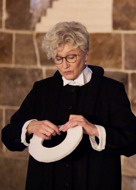 Ordinand tager præstekrave på